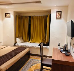 Royal Suite - Spacious living with ornate furnishings